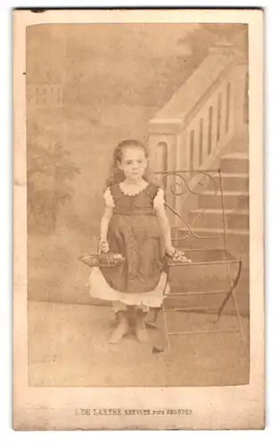 Fotografie L. de Laetre, Gand, Rue des douze Chambres 15, Portrait kleines Mädchen im Kleid mit Körbchen