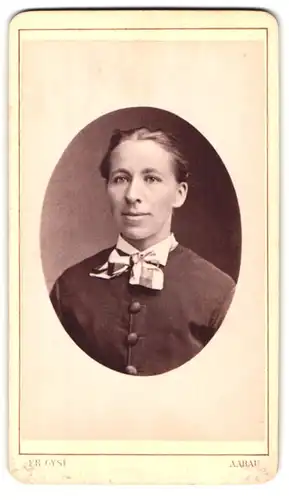Fotografie Fr. Gysi, Aarau, Portrait junge Dame mit zurückgebundenem Haar