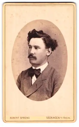 Fotografie Robert Spreng, Säckingen a /Rhein, Portrait modisch gekleideter Herr mit Moustache