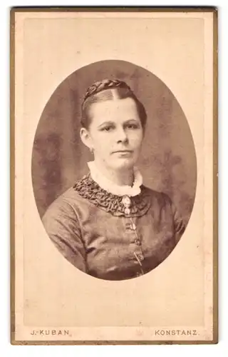 Fotografie J. Kuban, Konstanz, Eingang Hieronymusgasse und Husenstrasse, Portrait junge Dame mit Kragenbrosche