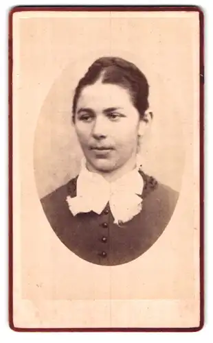 Fotografie W. Lauer, Schaffhausen, Portrait junge Dame mit hochgestecktem Haar