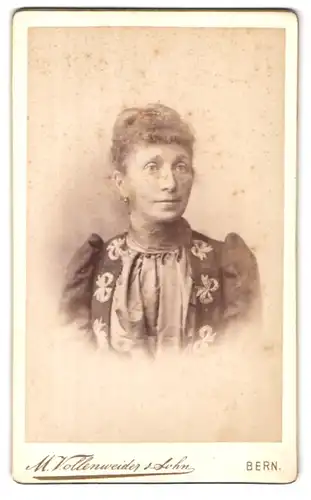 Fotografie M. Vollenweider & Sohn, Bern, Postgasse 68, Portrait bürgerliche Dame mit hochgestecktem Haar