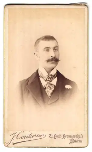 Fotografie J. Couturier, Paris, Boulevard Beaumarchais, Portrait eleganter Herr mit Moustache