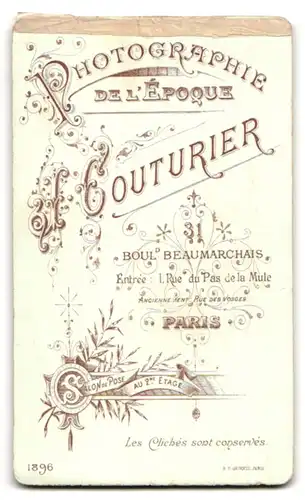 Fotografie J. Couturier, Paris, Boulevard Beaumarchais, Portrait eleganter Herr mit Moustache