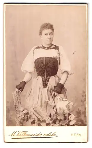 Fotografie M. Vollenweider & Sohn, Bern, Postgasse 68, Portrait, Portrait junge Dame in zeitgenössischer Kleidung