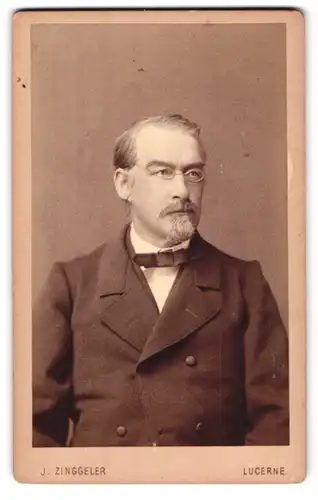 Fotografie J. Zinggeler, Lucerne, Portrait eleganter Herr mit Zwicker und Bart