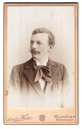 Fotografie Adalbert Werner, München, Elisenstrasse 7, Portrait modisch gekleideter Herr mit Oberlippenbart