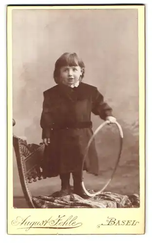 Fotografie August Jehle, Basel, Portrait kleines Mädchen im Kleid mit Reifen