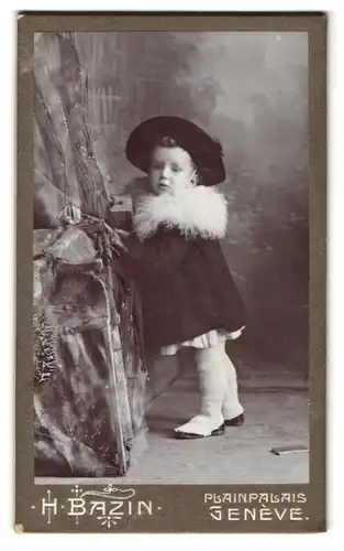 Fotografie H. Bazin, Genève, Portrait süsses Kleinkind in modischer Kleidung