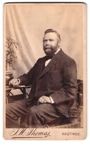 Fotografie J. W. Thomas, Hastings, 45, George Street, Portrait älterer Herr im Anzug mit Vollbart