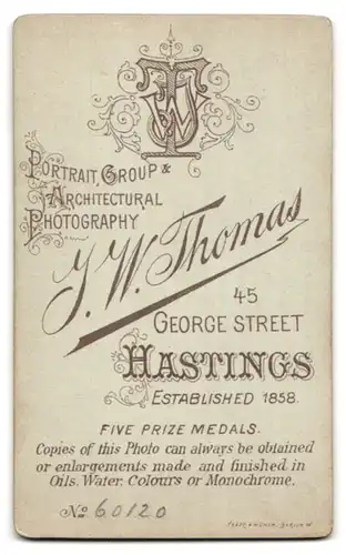Fotografie J. W. Thomas, Hastings, 45, George Street, Portrait älterer Herr im Anzug mit Vollbart