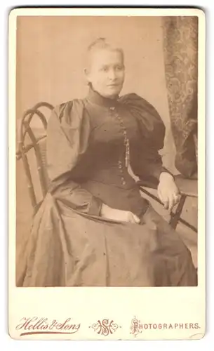 Fotografie Hellis & Sons, London-W, Portrait 211 & 213, Regent Street, Portrait ältere Dame in zeitgenössischer Kleidung