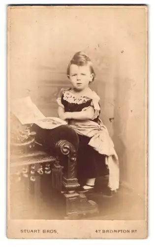Fotografie Stuart Bros, London, 47, Brompton Road, Portrait kleines Mädchen im hübschen Kleid