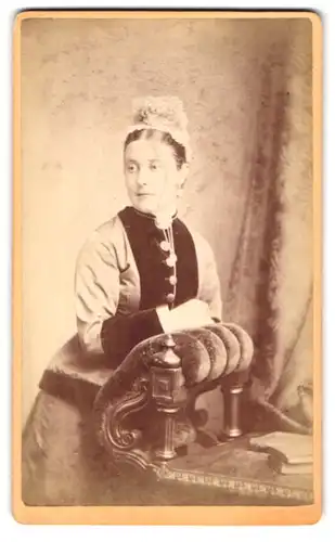 Fotografie Walter A. Smith, Ipswich, 18, Brook Street, Portrait junge Dame in modischer Kleidung