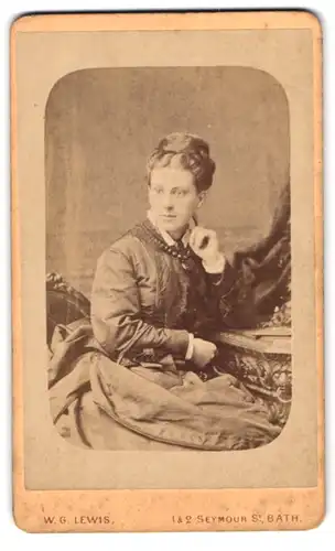 Fotografie Walter G. Lewis, Bath, 1 & 2 Seymour St., Portrait junge Dame in festlicher Kleidung