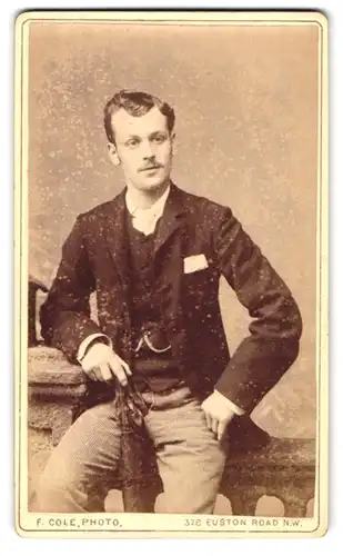 Fotografie Frederick Cole, London-NW, 378 Euston Road, Portrait modisch gekleideter Herr mit Schirm