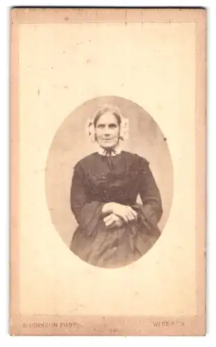 Fotografie Edward Johnson, Wisbech, Portrait ältere Dame im Kleid mit Haube