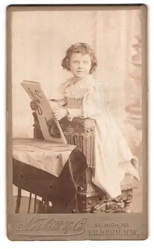 Fotografie Nesbitt & Co., Kilburn, 50, High Rd., Portrait kleines Mädchen im Kleid mit Mappe