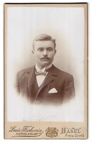 Fotografie Louis Frohwein, Basel, Freie Strasse 45, Portrait eleganter Herr mit Oberlippenbart