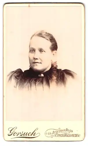 Fotografie Gorsuch, Upper Holloway-N, 48, Junction Road, Portrait junge Dame mit zurückgebundenem Haar