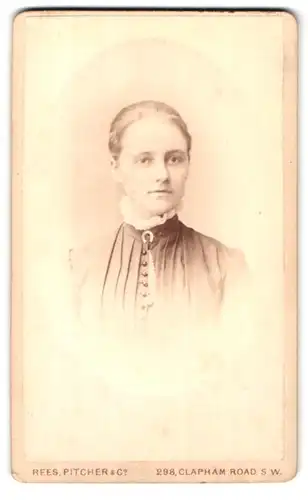 Fotografie Rees Pitcher & Co., London, SW, 298, Clapham Road, Portrait junge Dame mit zurückgebundenem Haar