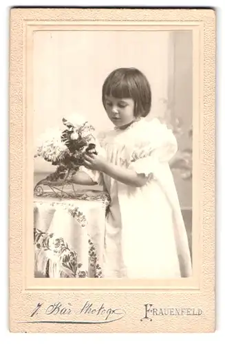 Fotografie J. Bär, Frauenfeld, Portrait kleines Mädchen im weissen Kleid