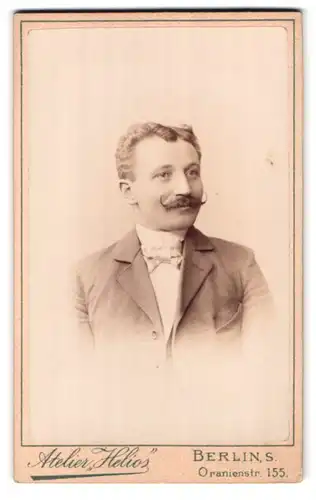 Fotografie Alfred Lehmann, Berlin-S, Oranienstrasse 155, Portrait eleganter Herr mit Moustache