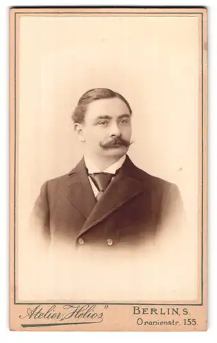 Fotografie Alfred Lehmann, Berlin-S, Oranienstrasse 155, Portrait eleganter Herr mit Moustache