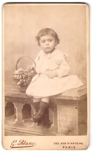 Fotografie G. Blanc, Paris, 222, Rue St. Antoine, Portrait kleines Mädchen im Kleid mit Blumenkorb