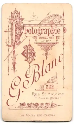 Fotografie G. Blanc, Paris, 222, Rue St. Antoine, Portrait kleines Mädchen im Kleid mit Blumenkorb