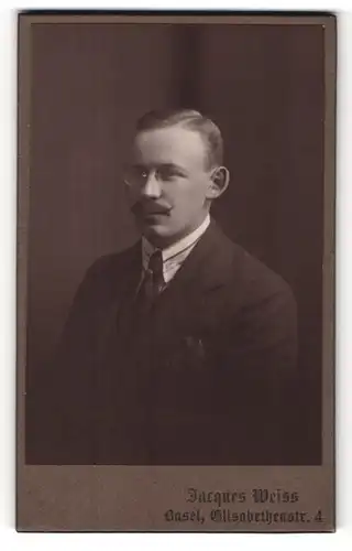 Fotografie Jacques Weiss, Basel, Elisabethenstrasse 4, Portrait bürgerlicher Herr mit Zwicker und Moustache