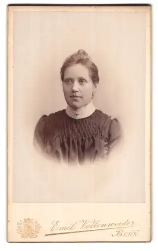 Fotografie Emil Vollenweider, Bern, Postgasse 68, Portrait junge Dame in hübscher Kleidung