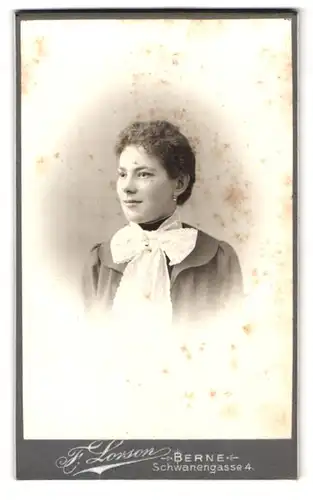 Fotografie F. Lorson, Berne, Schwanengasse 4, Portrait junge Dame mit Kragenschleife