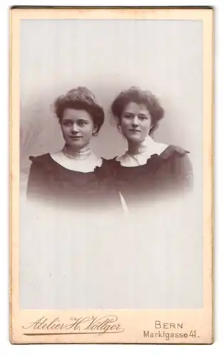 Fotografie H. Völlger, Bern, Marktgasse 41, Portrait zwei junge Damen in modischen Kleidern