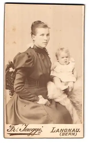 Fotografie Fr. Jaeggi, Langnau, Steckfeld, Portrait bürgerliche Dame mit Kleinkind