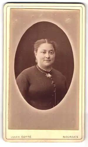 Fotografie Jules Gotté, Bourges, Place de la Nation, 8, Portrait junge Dame mit Kragenbrosche und Kreuzkette