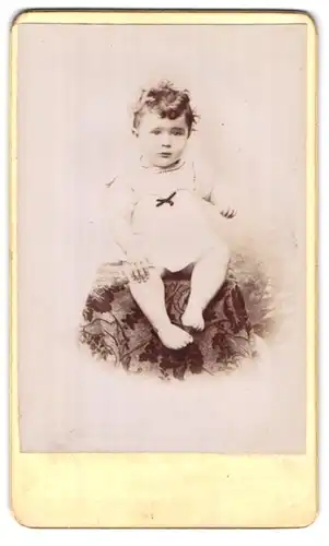 Fotografie E. Ponsin, Étrépagny /Eure, Portrait süsses Kleinkind im weissen Hemd