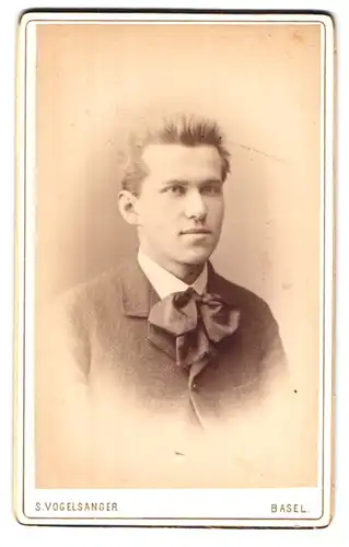 Fotografie S. Vogelsanger, Basel, Leonhardsgraben 23, junger Mann mit pomadisiertem Haar