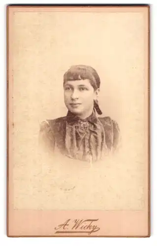 Fotografie A. Wicky, Bern, junges Fräulein mit geflochtenem Haar