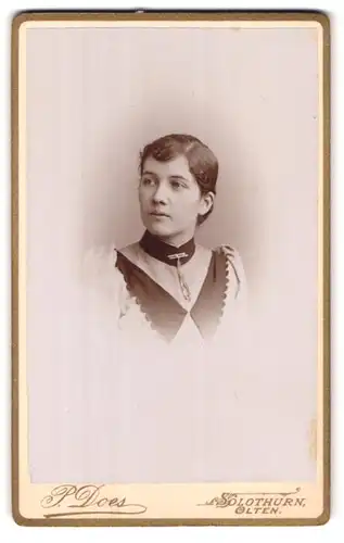 Fotografie P. Does, Solothurn, Bahnhofstrasse 209, junge Dame im Puffärmelkleid