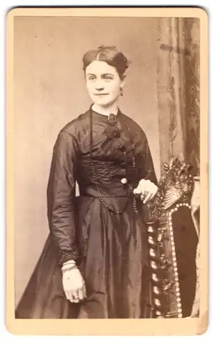 Fotografie August Baur, Augsburg, Jesuitengasse 414, Fräulein im schwarzen Kleid
