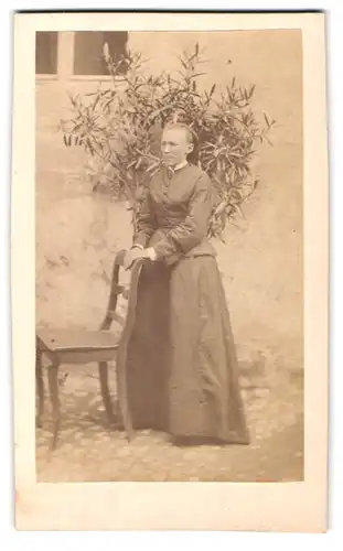 Fotografie Fotograf und Ort unbekannt, ältere Frau im Hof