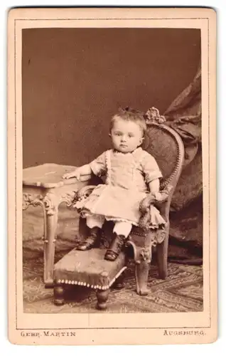 Fotografie Gebr. Martin, Augsburg, Bahnhofstrasse, Mädchen im Kleidchen