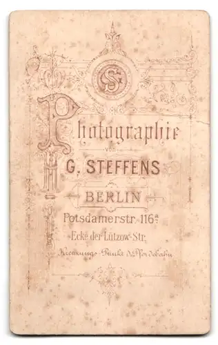 Fotografie G. Steffens, Berlin, Potsdamerstrasse 116, freundliche Dame mit Buch