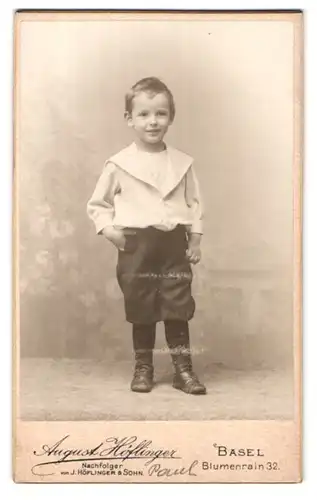 Fotografie August Höflinger, Basel, Blumenrain 32, freundlich lächelnder Bub