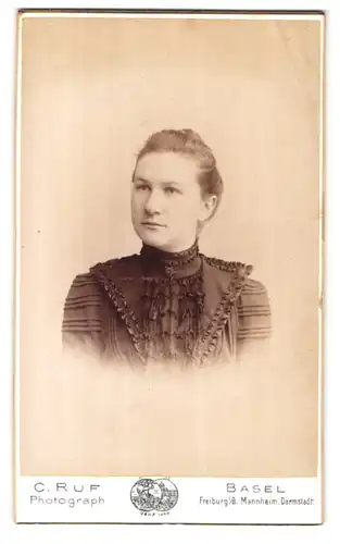 Fotografie C. Ruf, Basel, Steinthorberg 20, Fräulein im Kragenkleid