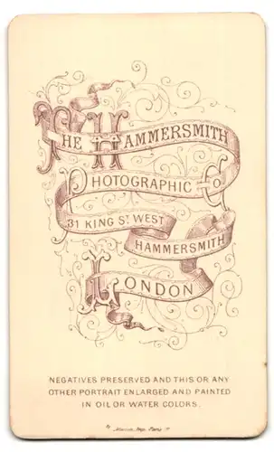 Fotografie Hammersmith, London, 31 King St. West, Dame mit Ohrringen und Brosche in besticktem Kleid