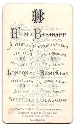 Fotografie Hum & Bishopp, London, Newgate St. 90, Alte Dame mit traurigem Blick und Mittelscheitel