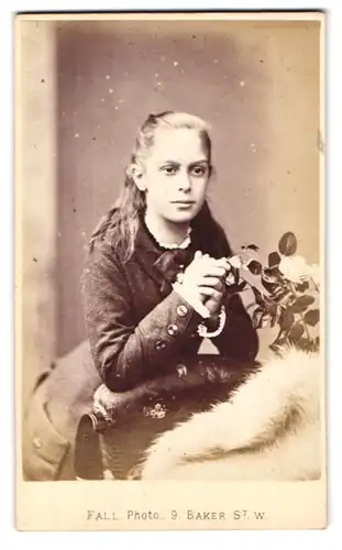 Fotografie T. Fall, London, Baker Street 9, Junges Mädchen mit langem Haar und Rosen