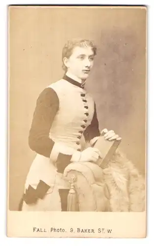 Fotografie T. Fall, London, Baker Street 9, Junge Frau in geknöpftem Korsettkleid